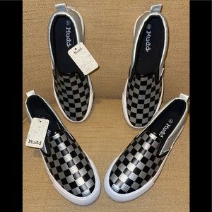 New Mudd Women’s slide on sneaker